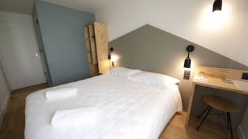 Chambre Double Standard | Literie de qualité supérieure, bureau, fer et planche à repasser