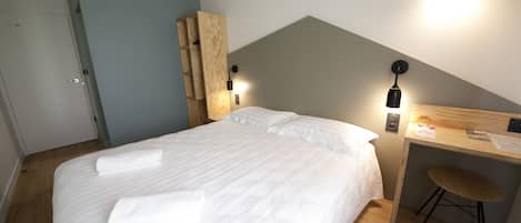 Chambre Double Standard | Literie de qualité supérieure, bureau, fer et planche à repasser