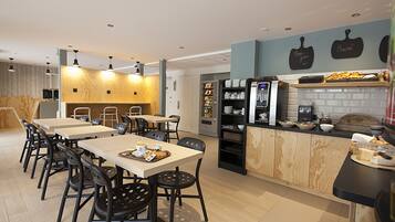 Petit déjeuner buffet (8.50 EUR par personne)