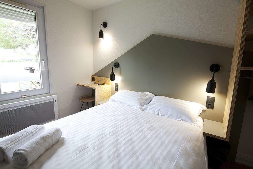 standard double room | premium bedding, desk, iron/ironing board, free wifi