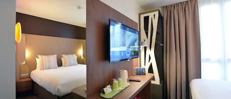 Sengetøy av topp kvalitet, skrivebord, lydisolert og strykejern/-brett