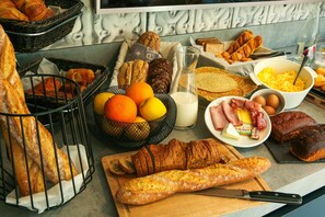 Petit déjeuner buffet (16.90 EUR par personne)