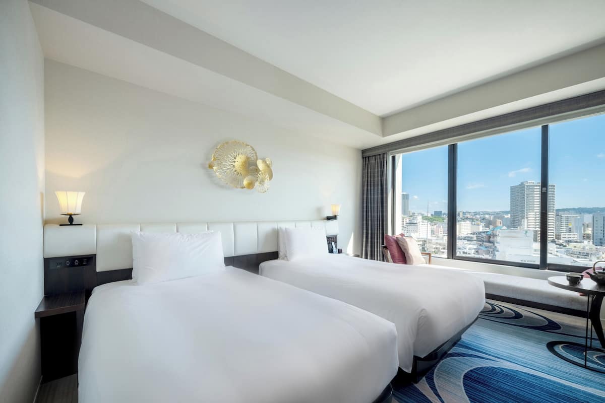 Premium bedding, down comforters, in-room safe, individually decorated