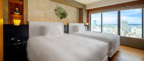 Une chambre d’hôtel avec deux lits, une vue sur la ville, un mur décoratif et un plancher en bois.