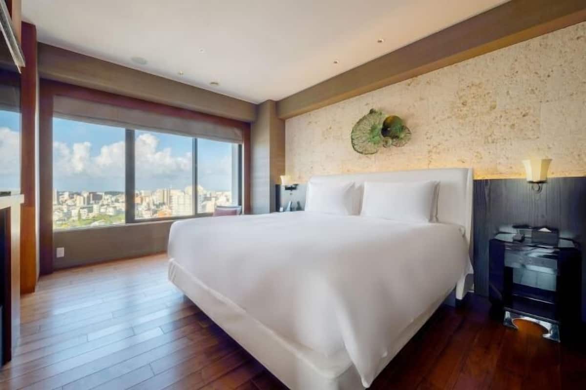 Premium bedding, down comforters, in-room safe, individually decorated