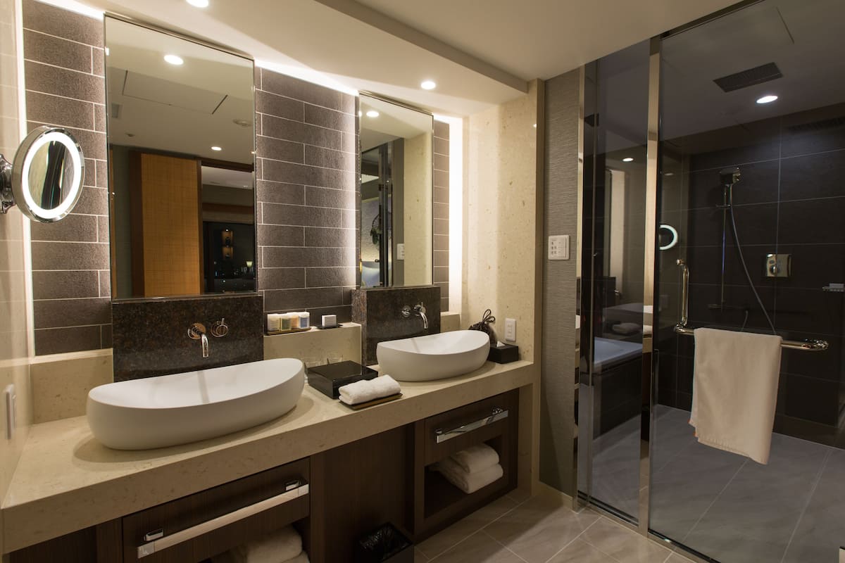suite, 1 king bed (regency) | bathroom | shower, designer toiletries, hair dryer, bathrobes