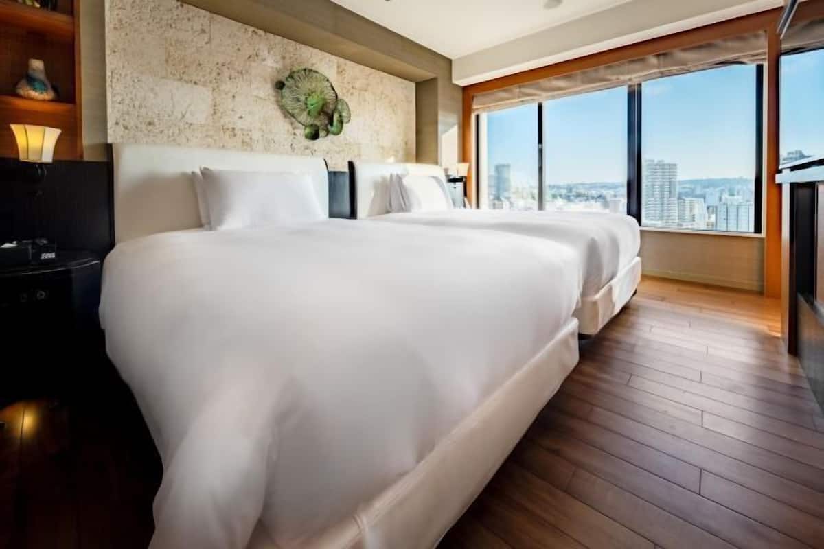 Premium bedding, down comforters, in-room safe, individually decorated