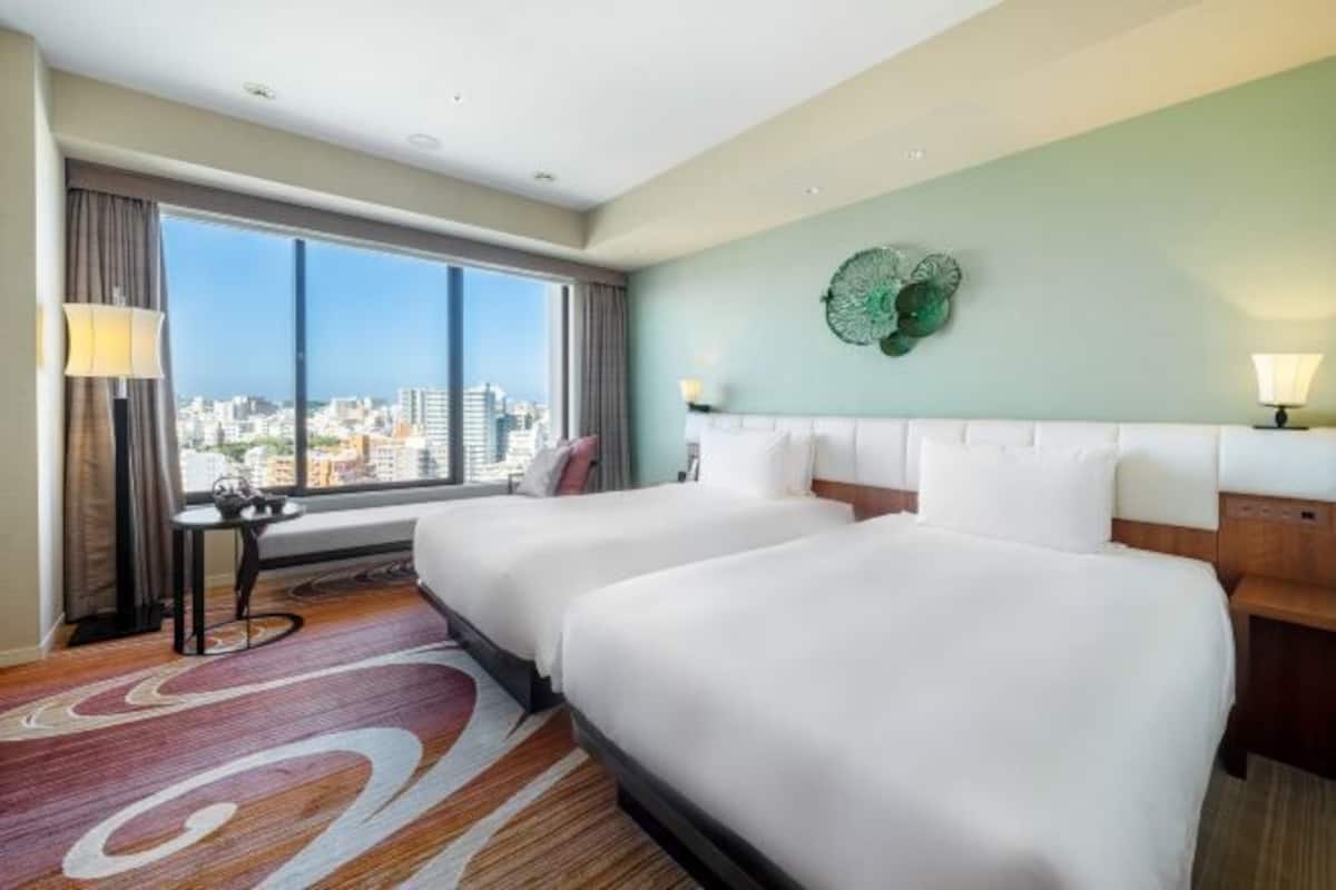 Premium bedding, down comforters, in-room safe, individually decorated