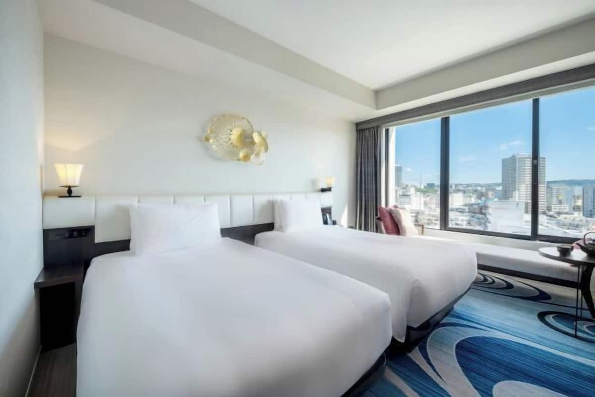 Premium bedding, down comforters, in-room safe, individually decorated
