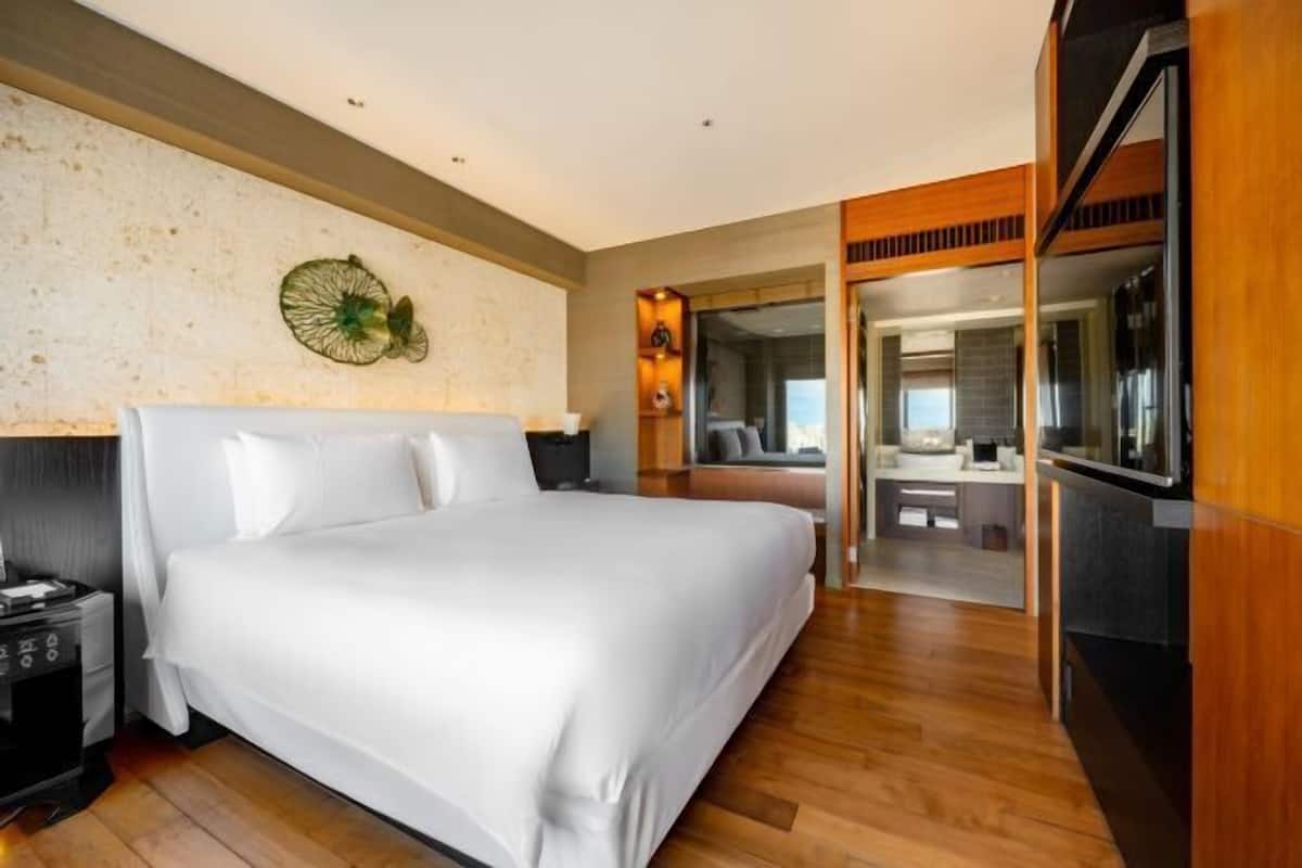 Premium bedding, down comforters, in-room safe, individually decorated