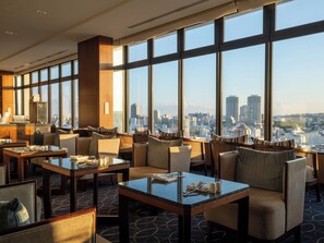 Executive lounge - Hyatt Regency Naha, Okinawa (Naha)