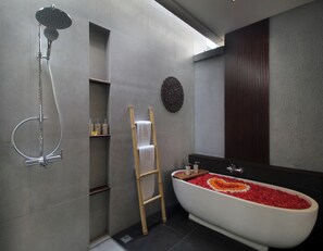 Villa, 2 Schlafzimmer, eigener Pool | Badezimmer | Dusche, kostenlose Toilettenartikel, Haartrockner, Bademäntel