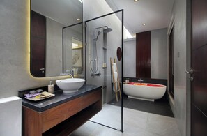 Vila, 2 quartos, piscina particular | Banheiro | Chuveiro, produtos de toalete grátis, secador de cabelo 