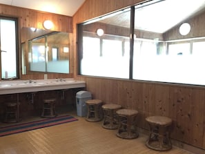 Douche, articles de toilette gratuits, sèche-cheveux