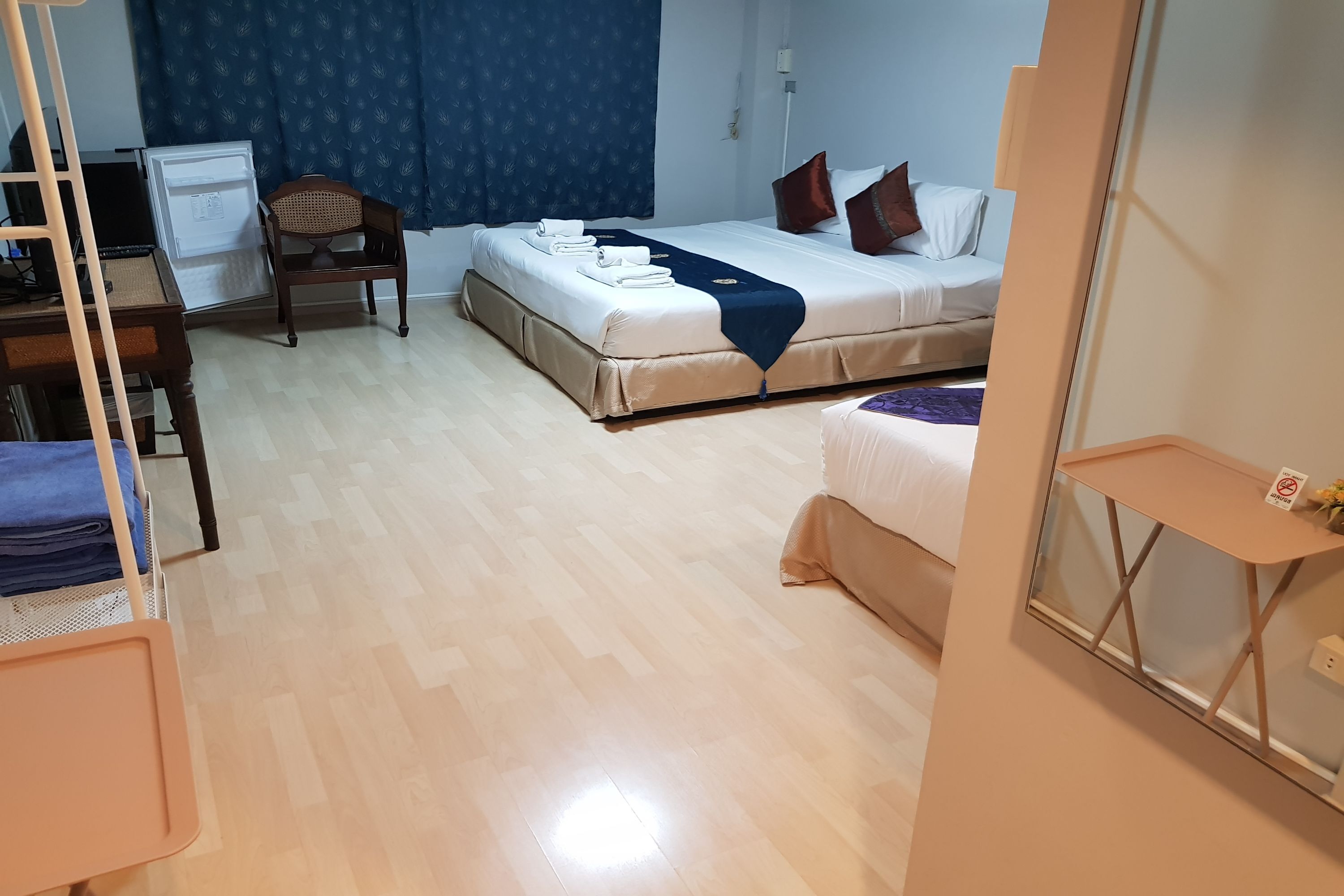 family room, private bathroom | 1 bedroom, desk, free wifi, bed sheets