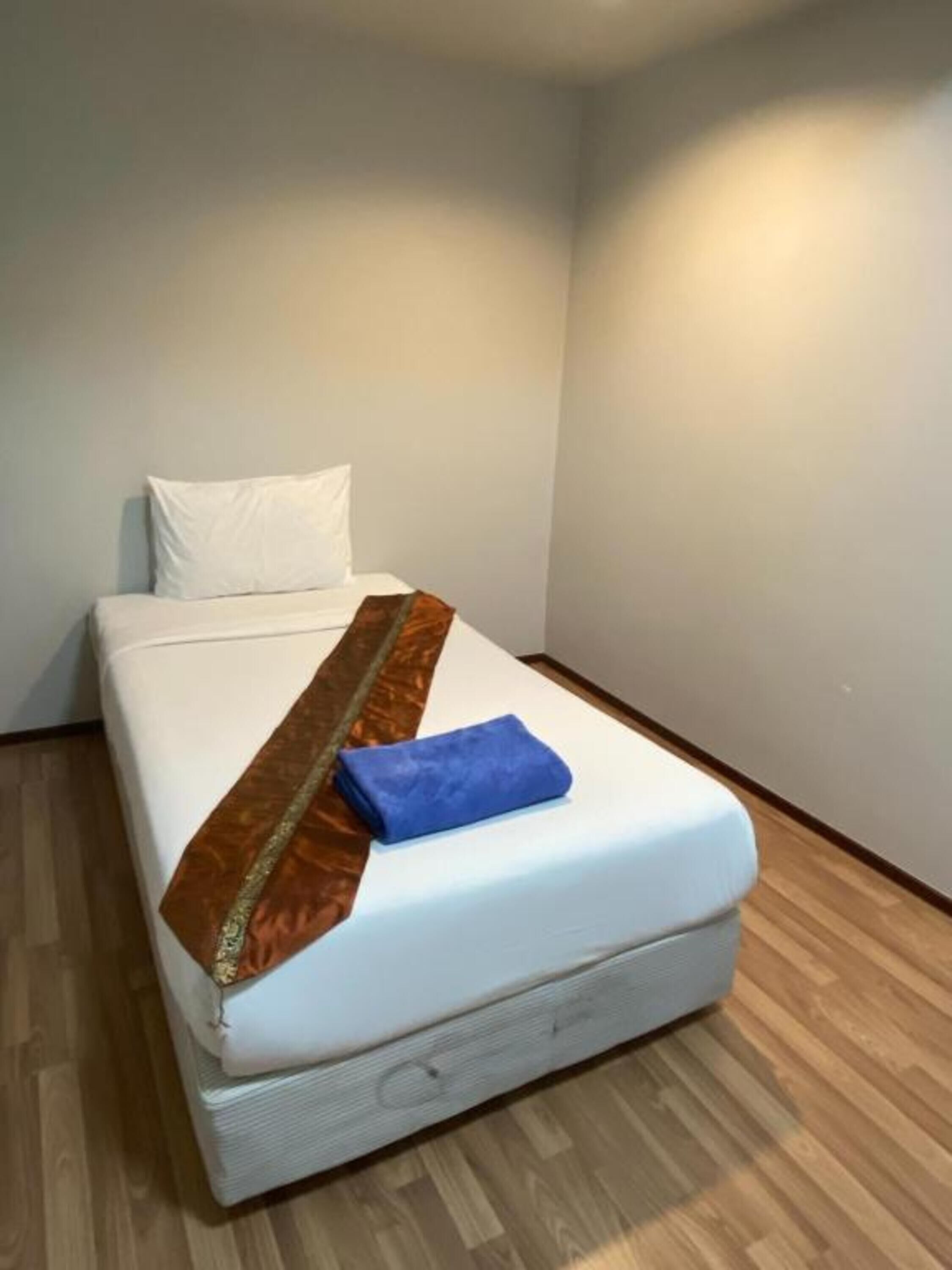 1 bedroom, desk, free wifi, bed sheets