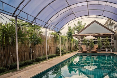 Una piscina al aire libre