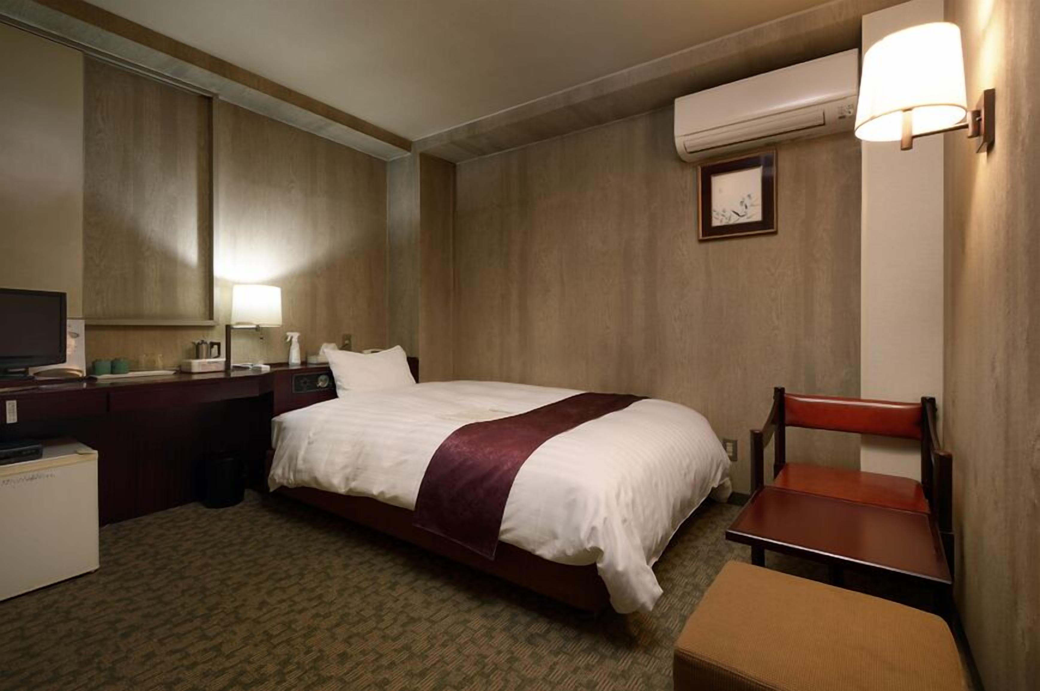 Desk, laptop workspace, free WiFi, bed sheets