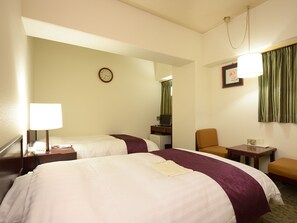 Desk, laptop workspace, free WiFi, bed sheets - Ueda Plaza Hotel (Ueda)