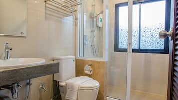 Superior-huone | Kylpyhuone | Suihku, ilmaiset hygieniatuotteet, tohvelit, pyyhkeet