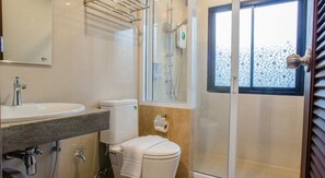 Habitación superior | Baño | Regadera, amenidades de baño gratuitas, pantuflas, toallas 