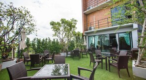 Free daily breakfast 