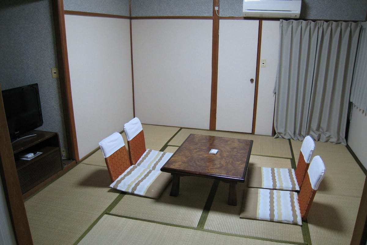 Economy Japanese Room | Desk, laptop workspace, bed sheets