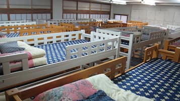 Dormitorio compartido, solo para hombres | Escritorio, espacio para trabajar con laptop y ropa de cama