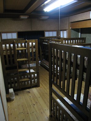 Dortoir Partagé, hommes uniquement | Bureau, espace de travail pour ordinateur portable, draps fournis