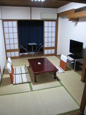 Japanese Room | Desk, laptop workspace, bed sheets - Eco Dogo - Hostel (Matsuyama)