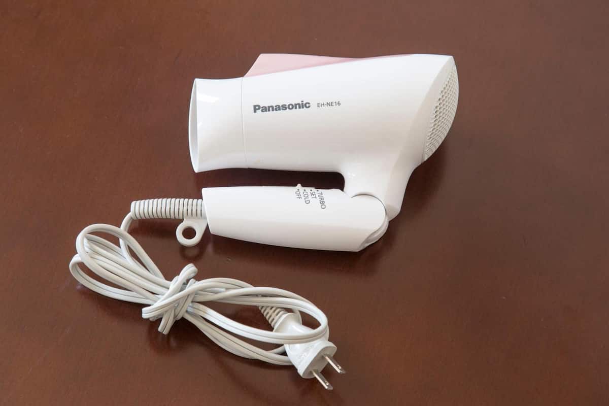 combined shower/bathtub, deep-soaking bathtub, free toiletries