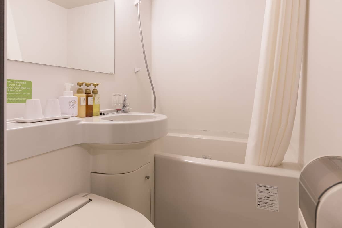 combined shower/bathtub, deep-soaking bathtub, free toiletries