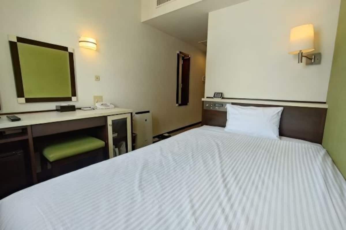 Desk, blackout drapes, iron/ironing board, free WiFi