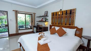 Kamar Double Standar | Meja kerja, ruang kerja ramah laptop, dan tirai kedap cahaya