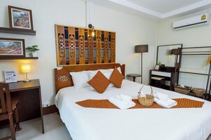 Escritorio, espacio para trabajar con laptop y cortinas blackout 