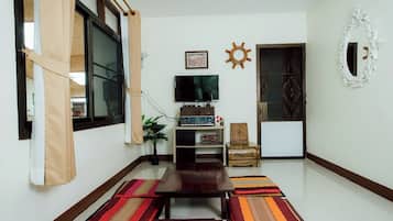 2 Bedroom House | Una scrivania, postazione laptop, tende oscuranti, insonorizzazione