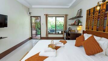 Kamar Double Standar | Meja kerja, ruang kerja ramah laptop, dan tirai kedap cahaya