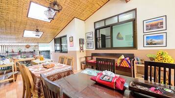 Sarapan masakan setempat setiap hari (THB 150 per orang)