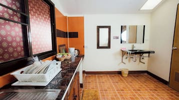 2 Bedroom House | Una scrivania, postazione laptop, tende oscuranti, insonorizzazione