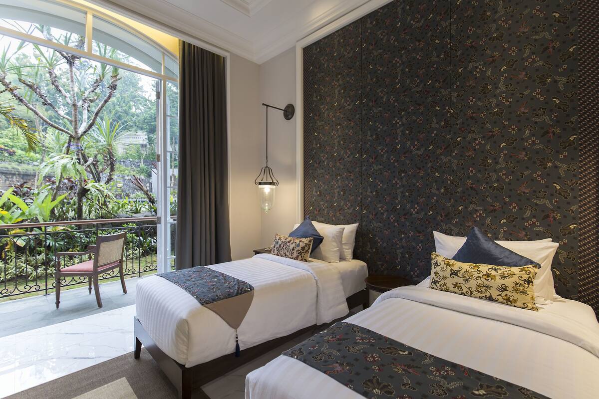 deluxe twin room, 2 single beds, pool view | premium bedding, minibar, in-room safe, desk