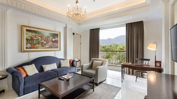 Founder's Suite, 1 King Bed | Area keluarga | Televisi LED 42-inci dengan saluran TV kabel dan TV