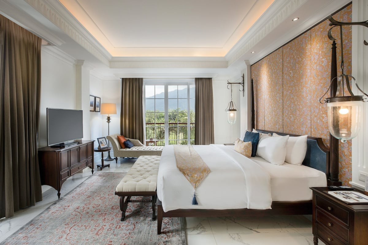 Founder's Suite, 1 King Bed | Premium bedding, minibar, in-room safe, desk
