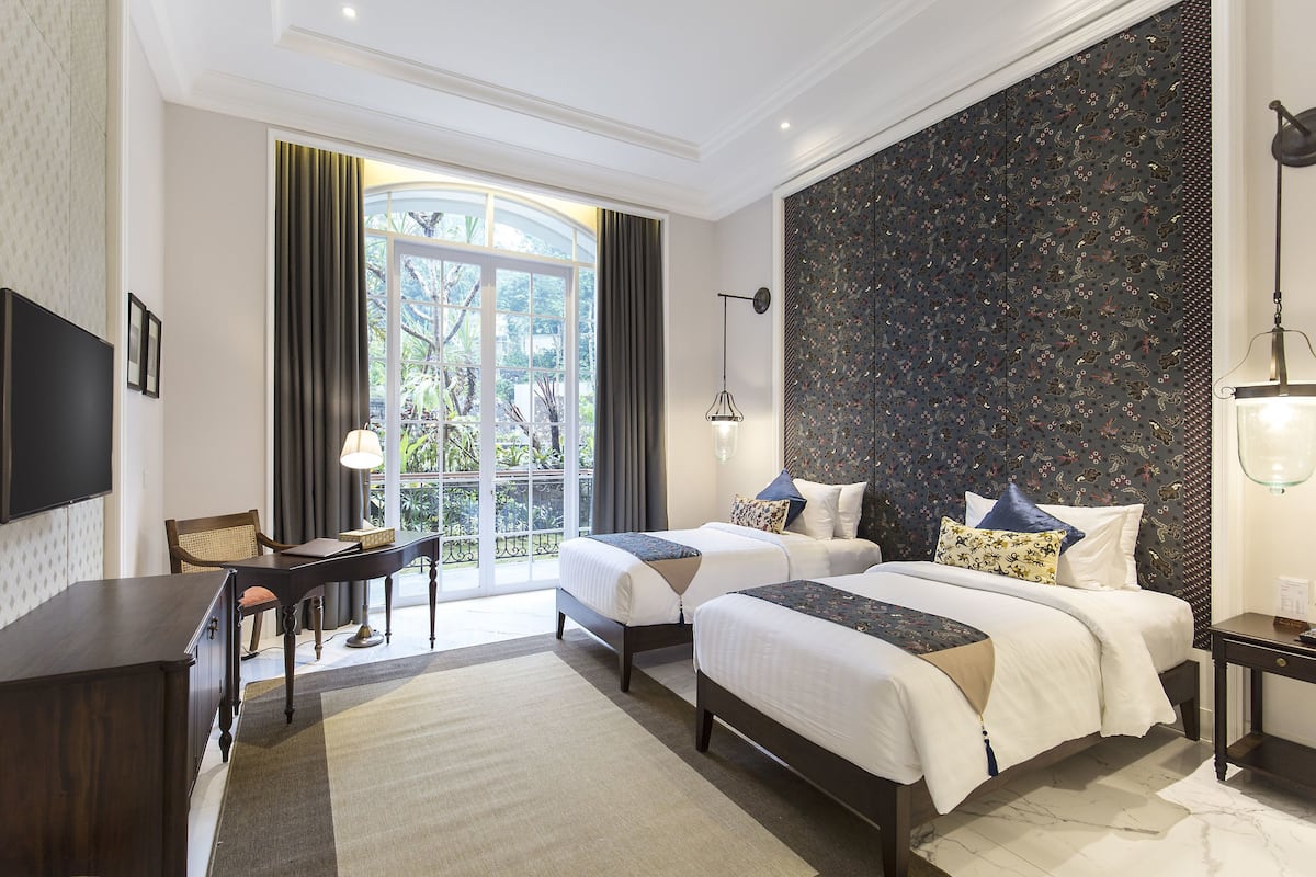 Premium bedding, minibar, in-room safe, desk