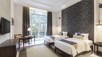 Bộ đồ giường cao cấp, minibar, két bảo mật tại phòng, bàn