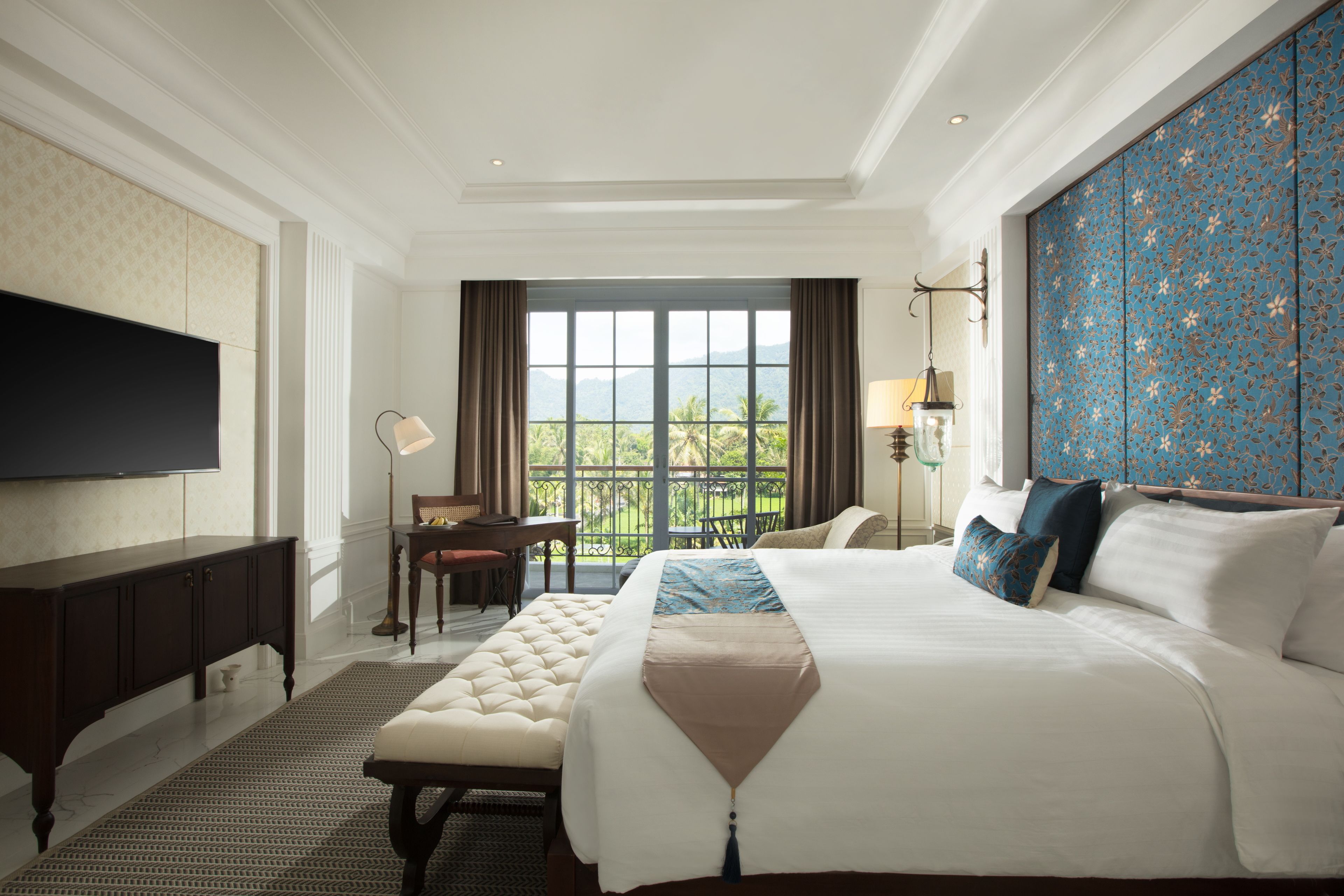 Suite | Seprai premium, minibar, brankas, dan meja kerja