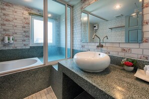 Deluxe Double Room | Bathroom | Free toiletries, towels, soap, shampoo - The Lilly Hotel (Chiang Mai)