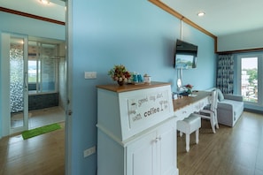 ห้องแฟมิลี่ | บริเวณนั่งเล่น | ทีวีจอแบน 32 นิ้ว พร้อมช่องเคเบิล, ทีวี
