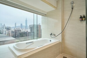 Superior Quadruple Room | Bathroom | Slippers, towels, shampoo, toilet paper - Eastin Taipei Hotel (Taipei)