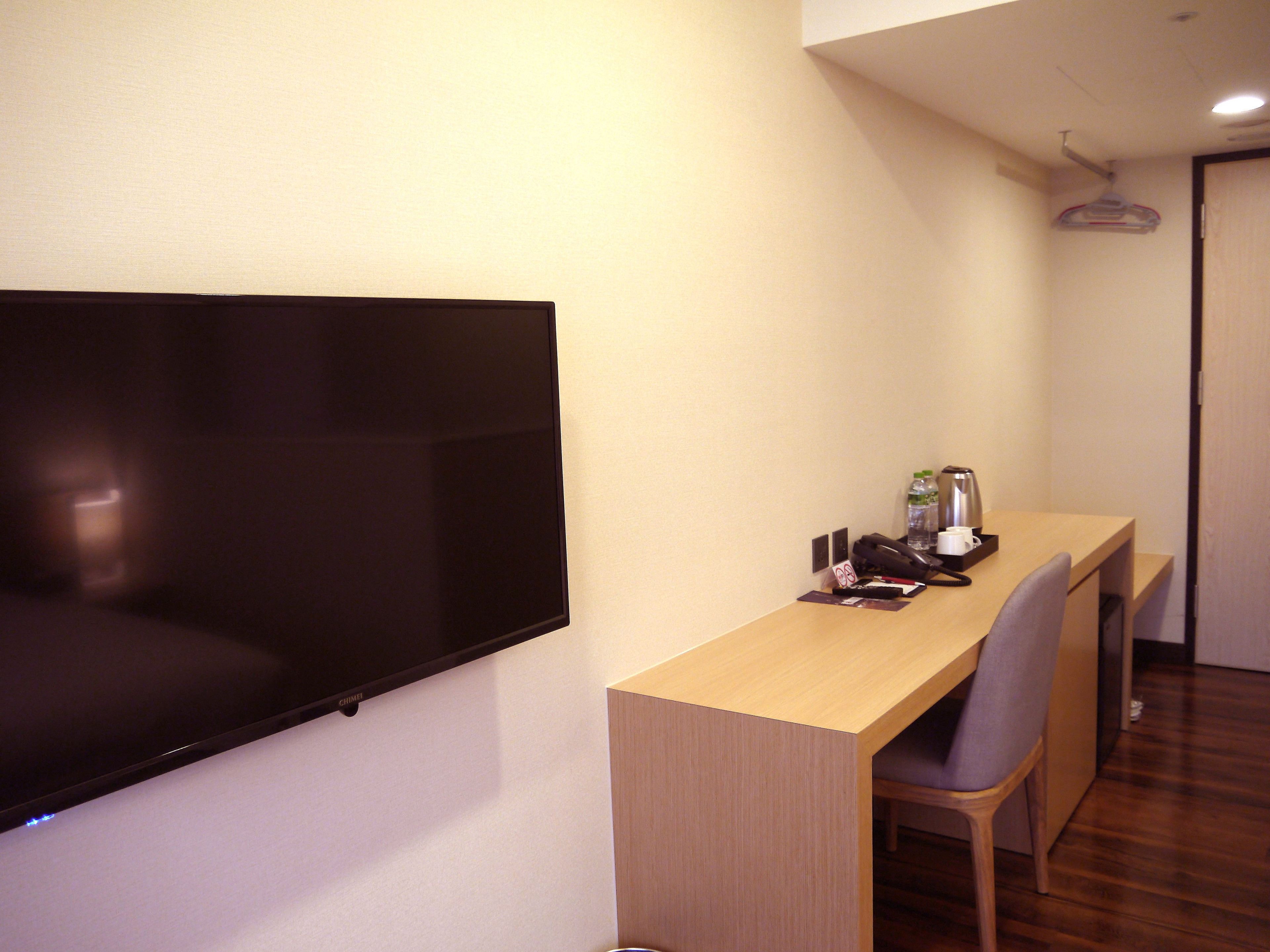 business twin room, 2 single beds, ensuite | in-room business centre