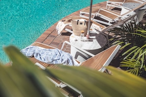 Outdoor pool, pool umbrellas, pool loungers - The Island Gold Coast (Surfers Paradise)